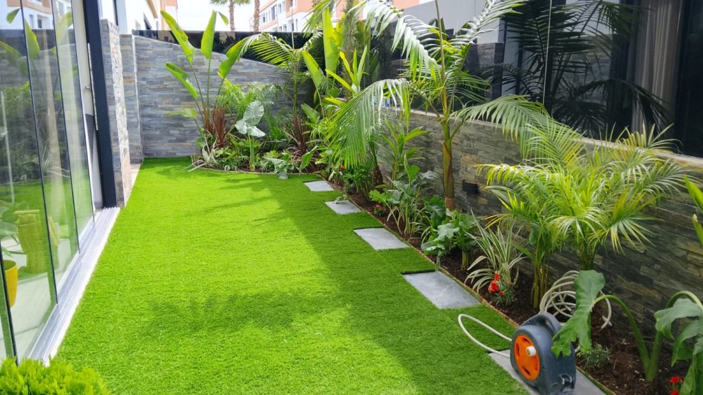 Jardin privé d’une villa en gazon 30 mm