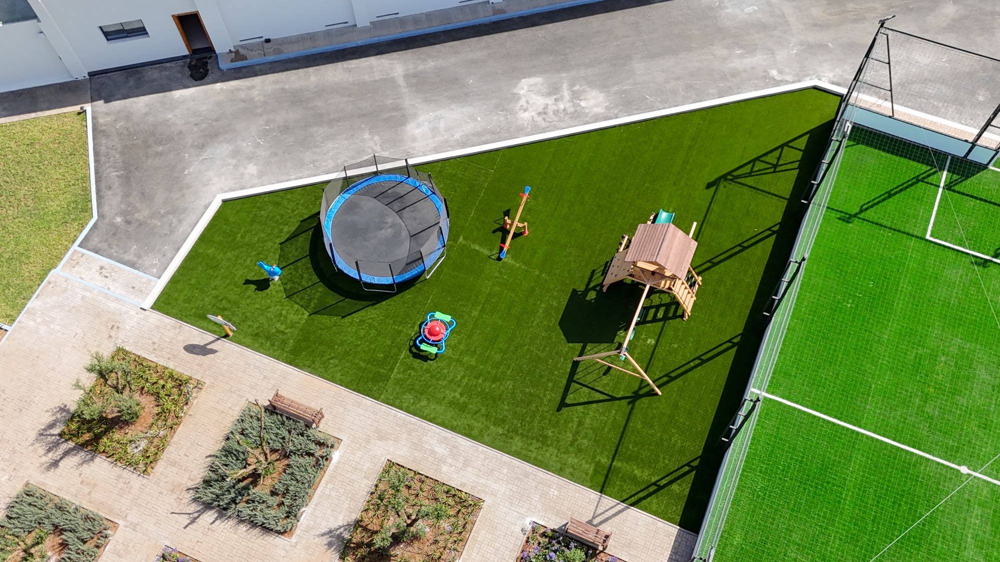 Jardin en gazon synthétique en plein soleil au Maroc
