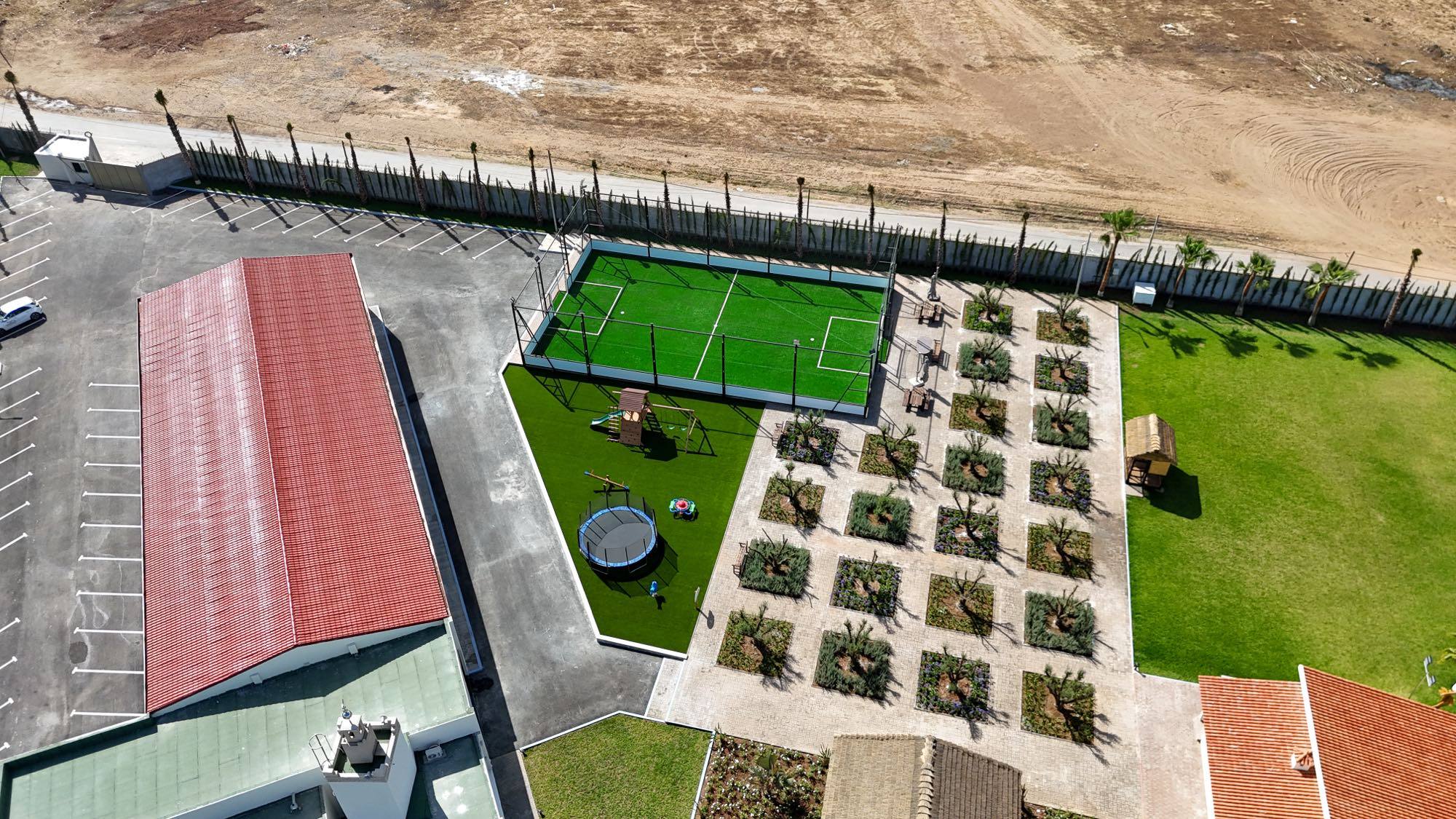 Jardin résidentiel en gazon synthétique adapté aux animaux