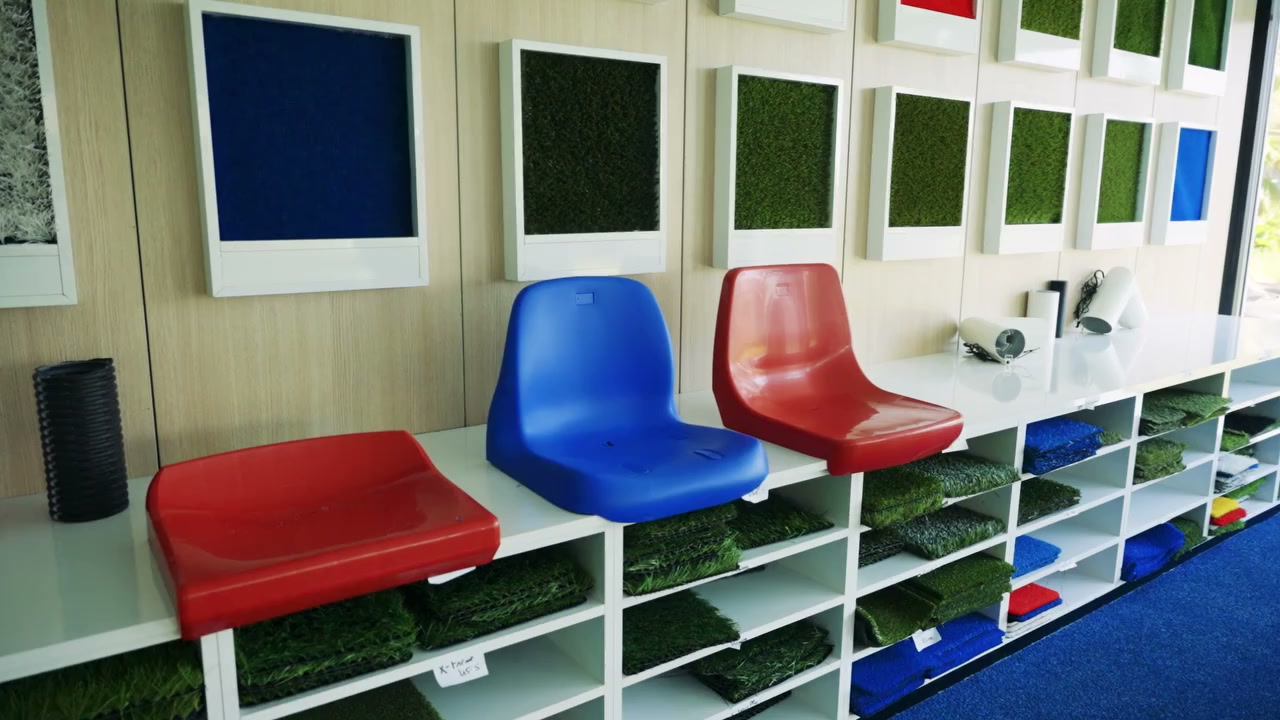 Trente-cinq secondes dans le showroom.