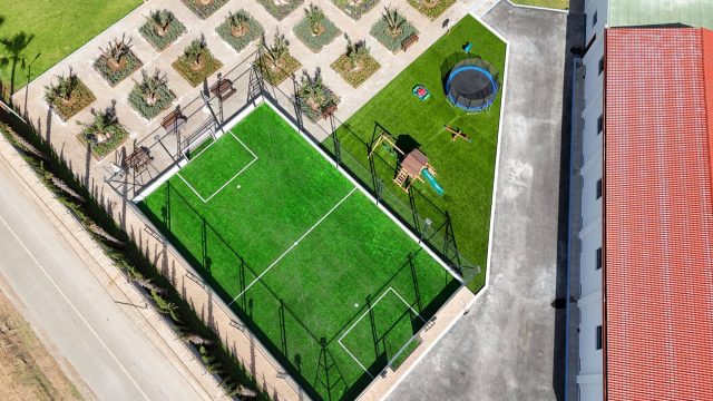 Terrain de foot et aire de jeux d’une résidence