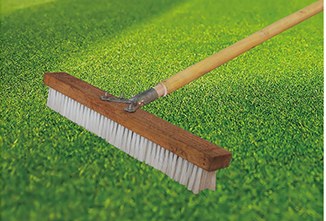 Brosse de finition pour gazon synthétique